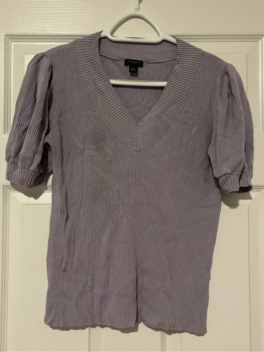 Ann Taylor Lavender Ribbed V-Neck Puff Sleeve Top